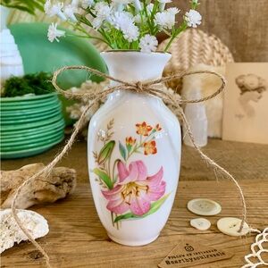 Vintage Ceramic Vase 🌸